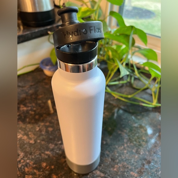 24 oz slim hydroflask in fog - Picture 3 of 13